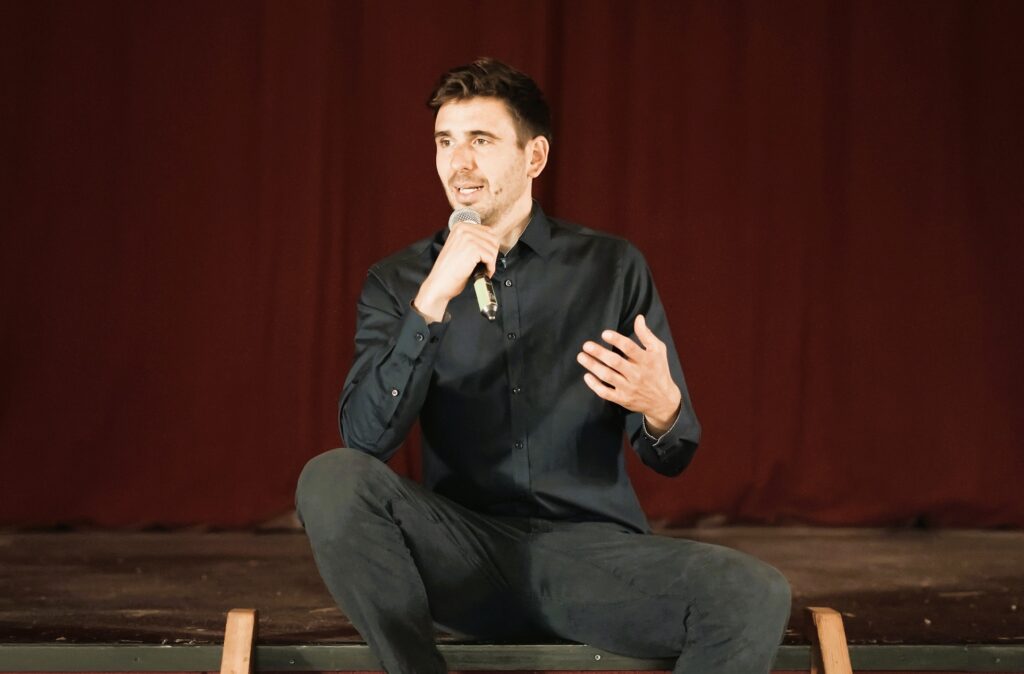 Jonte Witte Keynote Vortrag auf Bühne sitzend